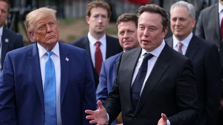 Donald Trump și Elon Musk la ceremonia de decernare a medaliei în Washington.