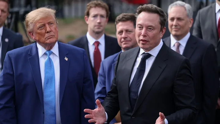 Donald Trump și Elon Musk la ceremonia de decernare a medaliei în Washington.