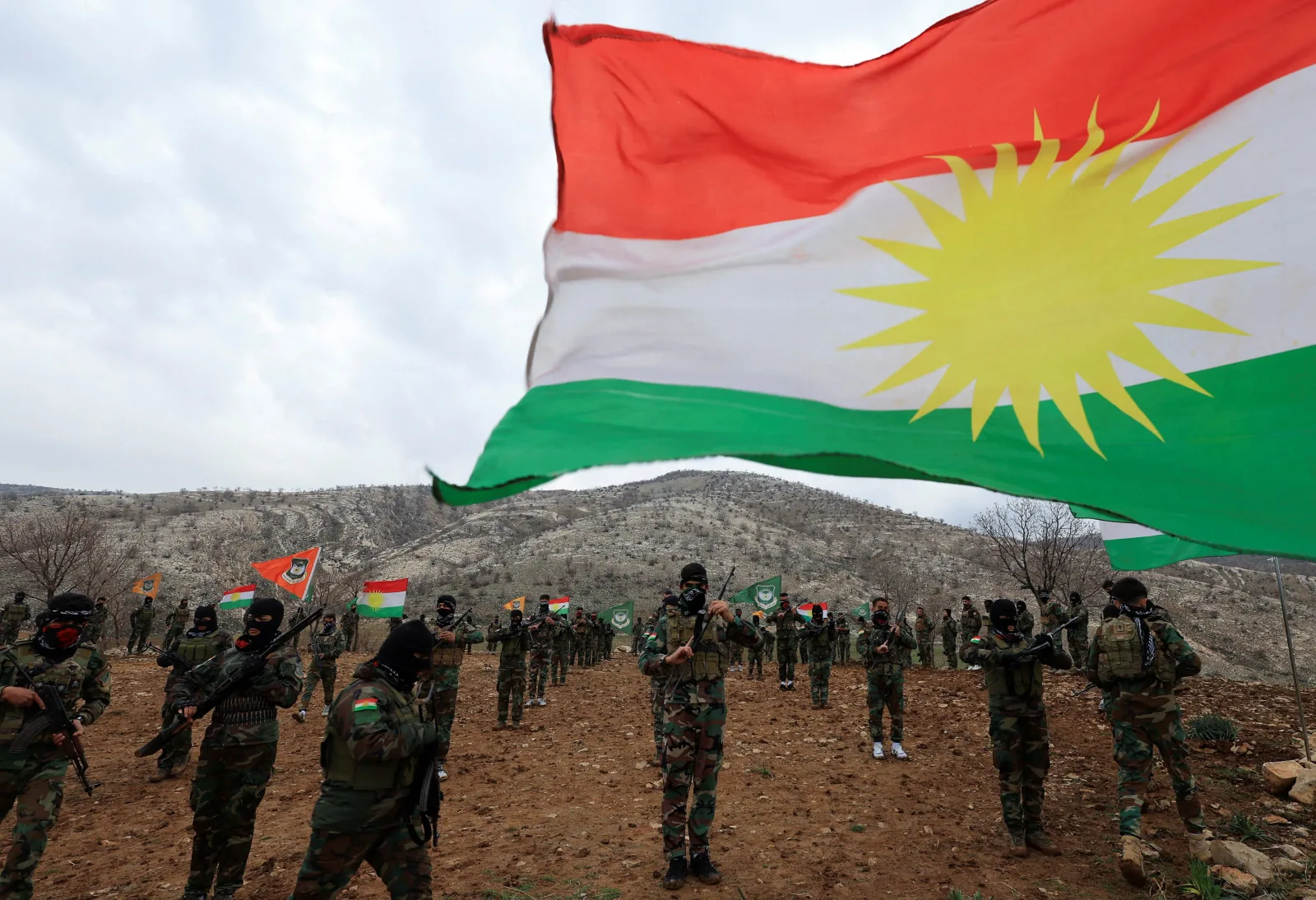 Luptători kurzi în timpul unui exercițiu militar în Kurdistanul irakian.