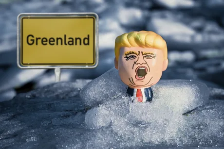 Figurina care îl reprezintă pe Trump în zăpadă, lângă un semn cu Groenlanda.