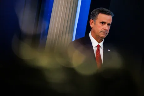 John Ratcliffe la o conferință, reflectând tensiuni internaționale.