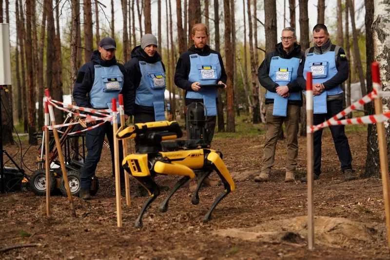 Prințul Harry participând la o sesiune de deminare cu roboți în Ucraina.