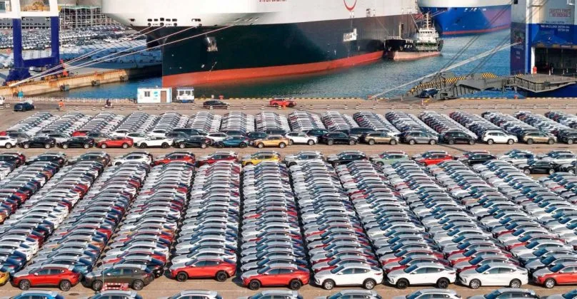 Parcare plină cu vehicule chinezești la un port european.