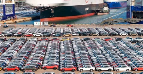 Parcare plină cu vehicule chinezești la un port european.