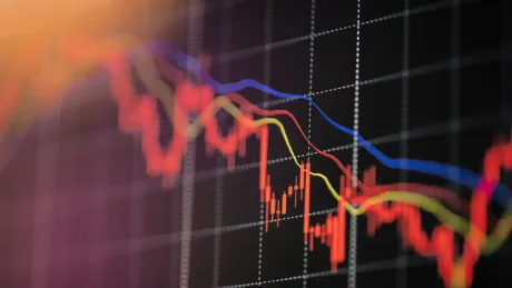 Grafice financiare cu tendințe de scădere a randamentelor.