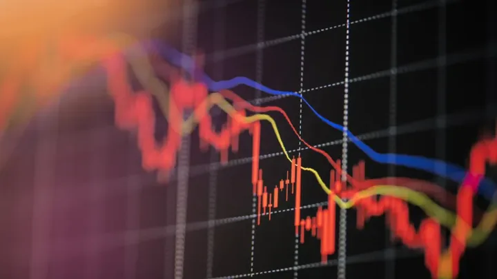 Grafice financiare cu tendințe de scădere a randamentelor.