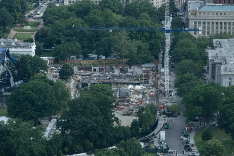 Vedere aeriană a lucrărilor de construcție la Casa Albă, înconjurată de copaci.