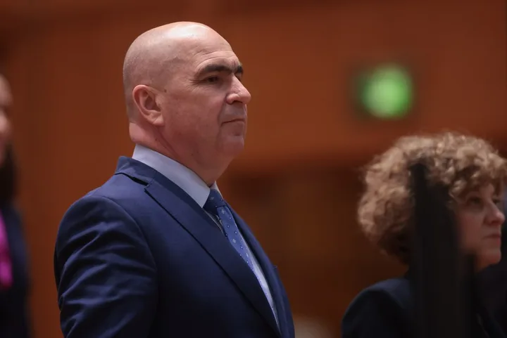 Ilie Bolojan în Parlament, pregătindu-se pentru discursul său important.