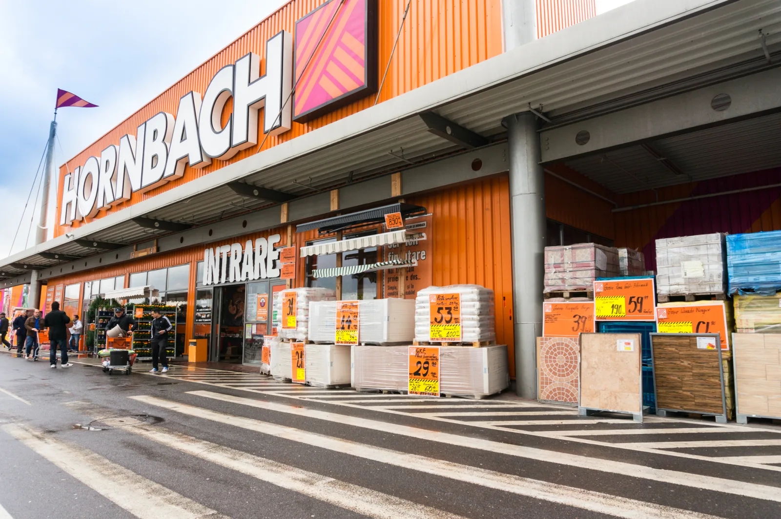 Magazin Hornbach cu produse expuse în față, pe fondul vânzărilor în scădere.