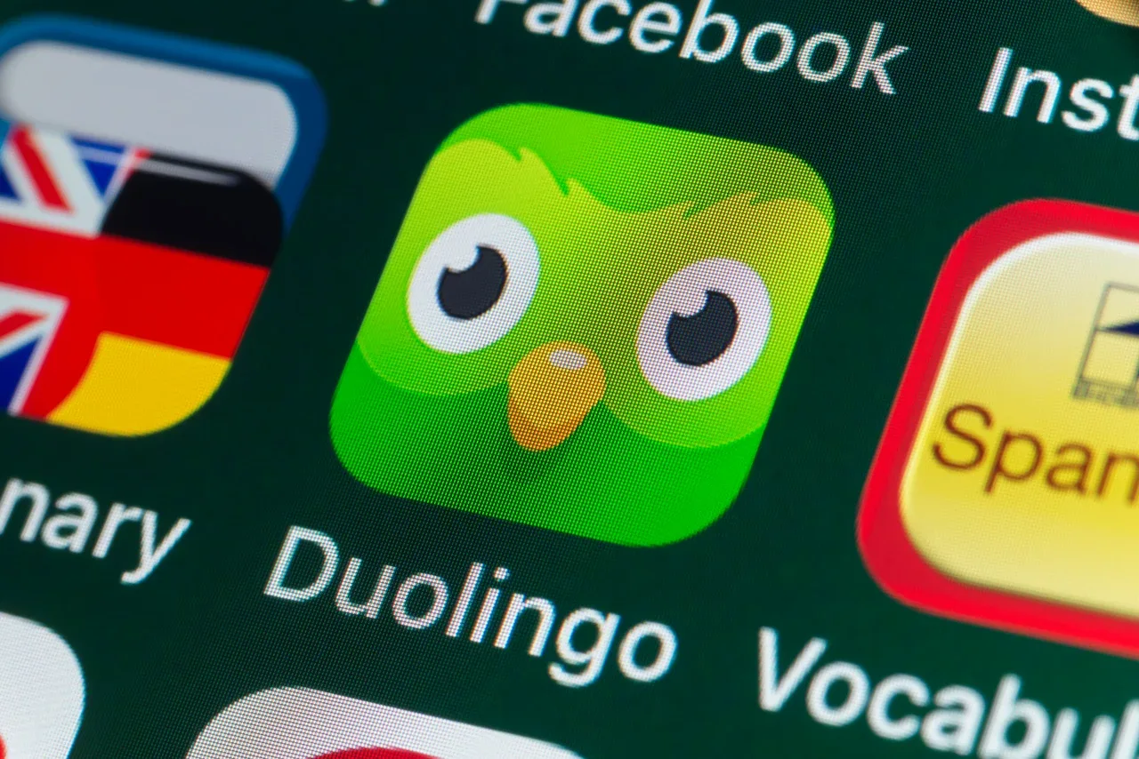 Logo-ul aplicației Duolingo pe un ecran de telefon mobil.