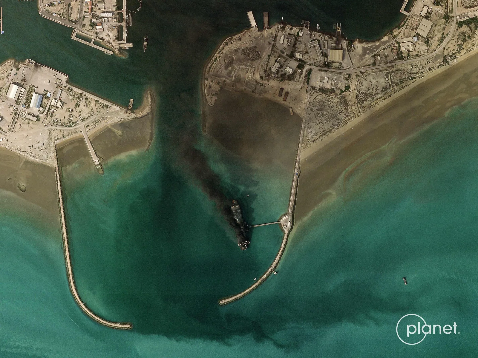 Strâmtorile Hormuz, cu nave și fum, simbolizând tensiuni geopolitice.