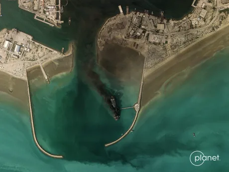 Strâmtorile Hormuz, cu nave și fum, simbolizând tensiuni geopolitice.