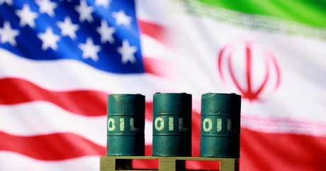 Tancuri de petrol pe fundalul steagului american și iranian.