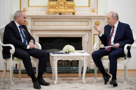 Vladimir Putin discutând cu un oficial armean despre relațiile economice.