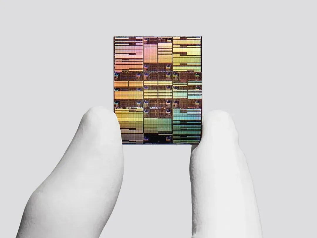 Elon Musk critică denumirile tehnologiilor semiconductoare folosite de IBM.