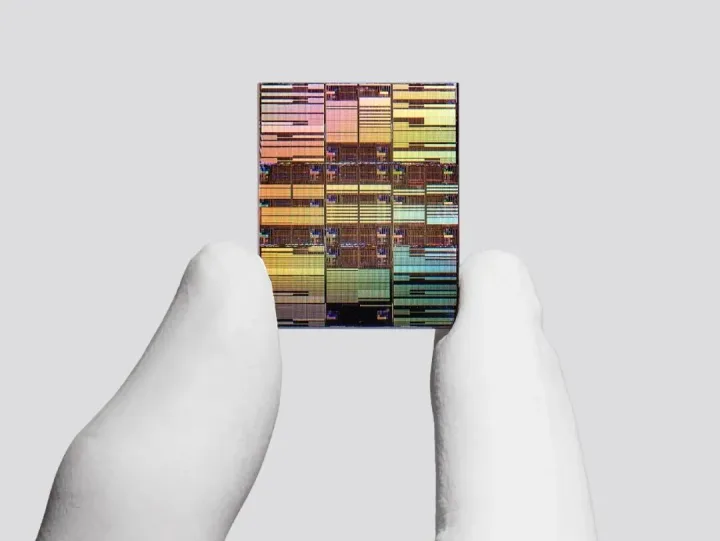 Elon Musk critică denumirile tehnologiilor semiconductoare folosite de IBM.