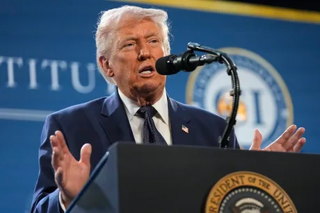 Donald Trump discută despre producția de rachete în Europa și Ucraina.