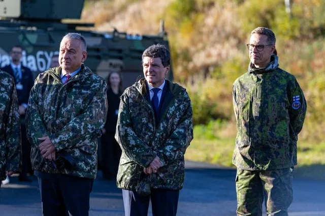 Nicușor Dan și oficiali finlandezi la baza militară din Rovaniemi.