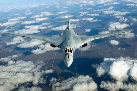 Bombardier Tu-160 zburând deasupra norilor în timpul unei misiuni aeriene.