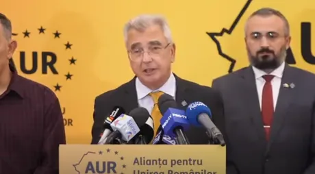 Petrișor Peiu discută despre posibile negocieri politice cu PSD la o conferință de presă.