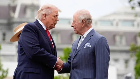 Regele Charles al III-lea glumește cu Donald Trump la cina de stat.
