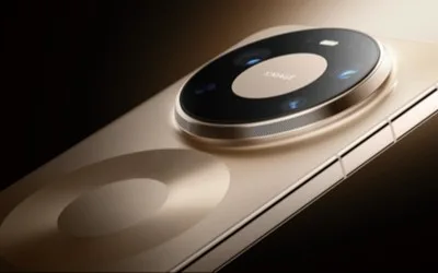 Detaliu al unui telefon elegant cu design modern și cameră rotundă.