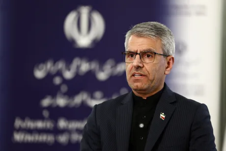 Purtătorul de cuvânt al Ministerului iranian de Externe, Esmaeil Baghaei, discutând despre acorduri internaționale.