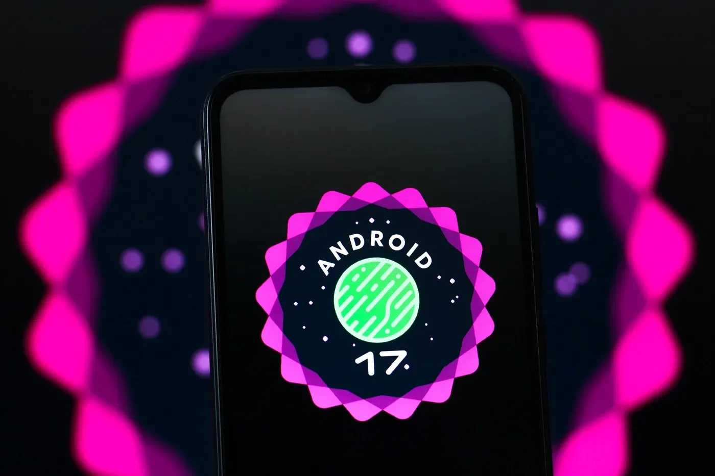 Logo Android 17 pe un ecran de smartphone, cu un fundal colorat.