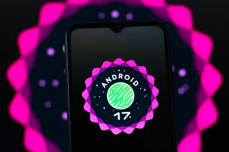 Logo Android 17 pe un ecran de smartphone, cu un fundal colorat.