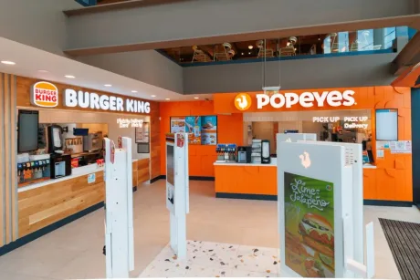 Locație Burger King și Popeyes, competitori pe piața fast-food.