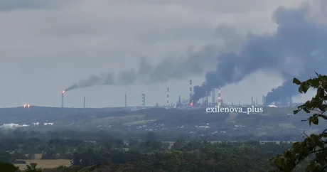 Fum gros se ridică de la rafinăriile atacate din Ufa.