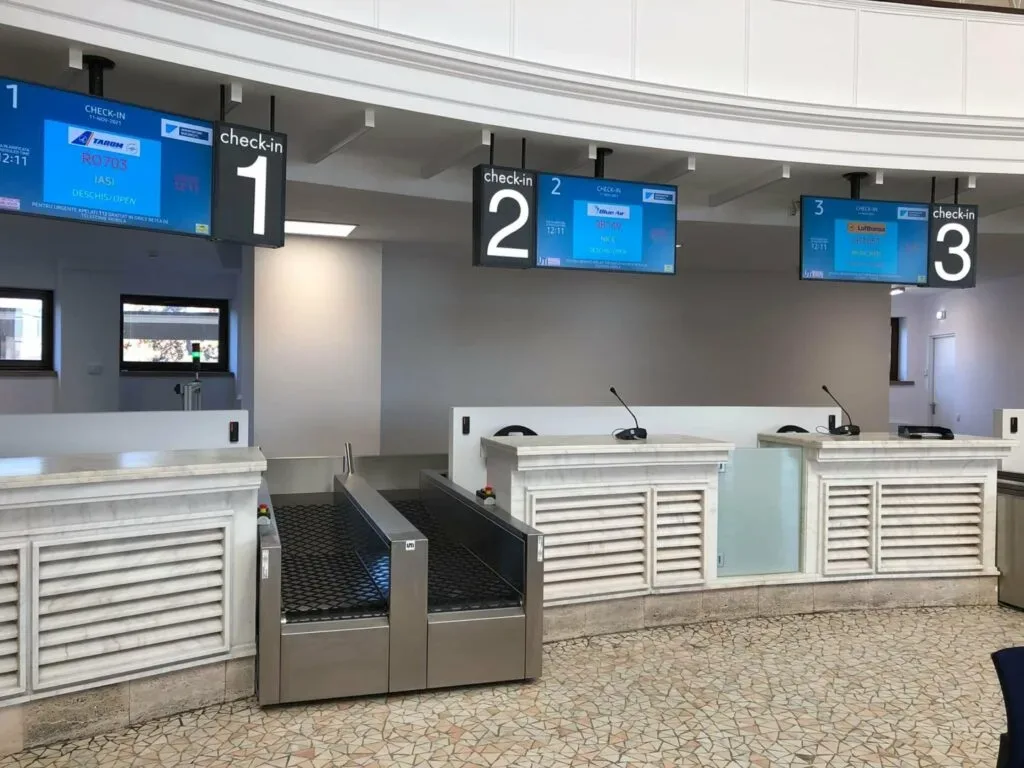 Birouri de check-in moderne la aeroportul Henri Coandă.