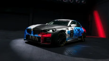BMW X5 personalizat cu un design modern și culori vibrante.