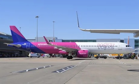 Aeronava Wizz Air parcata pe aeroport, pregatita pentru zbor.