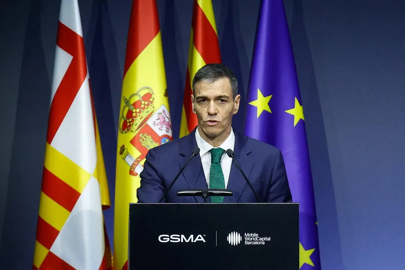 Pedro Sánchez vorbește despre relațiile internaționale la un eveniment oficial.