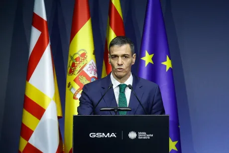 Pedro Sánchez vorbește despre relațiile internaționale la un eveniment oficial.