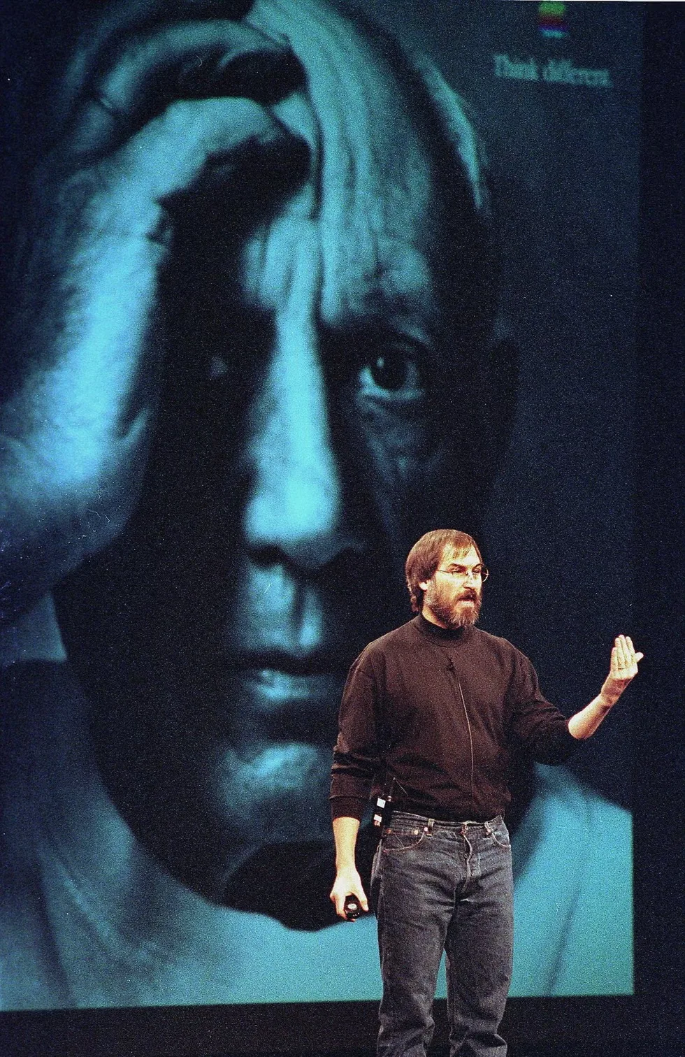 Steve Jobs pe scenă, discutând despre inovație și creativitate.