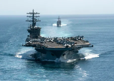 Nave militare americane navighează în apropierea Strâmtorii Ormuz.