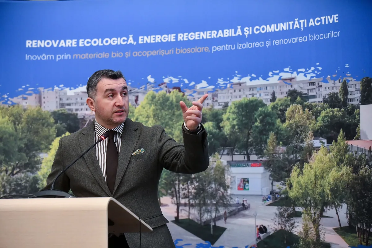 Primarul discutând despre proiectul Favorit+ în Sectorul 6 din București.