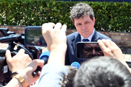 Nicușor Dan, înconjurat de jurnaliști, discutând despre criza politică.