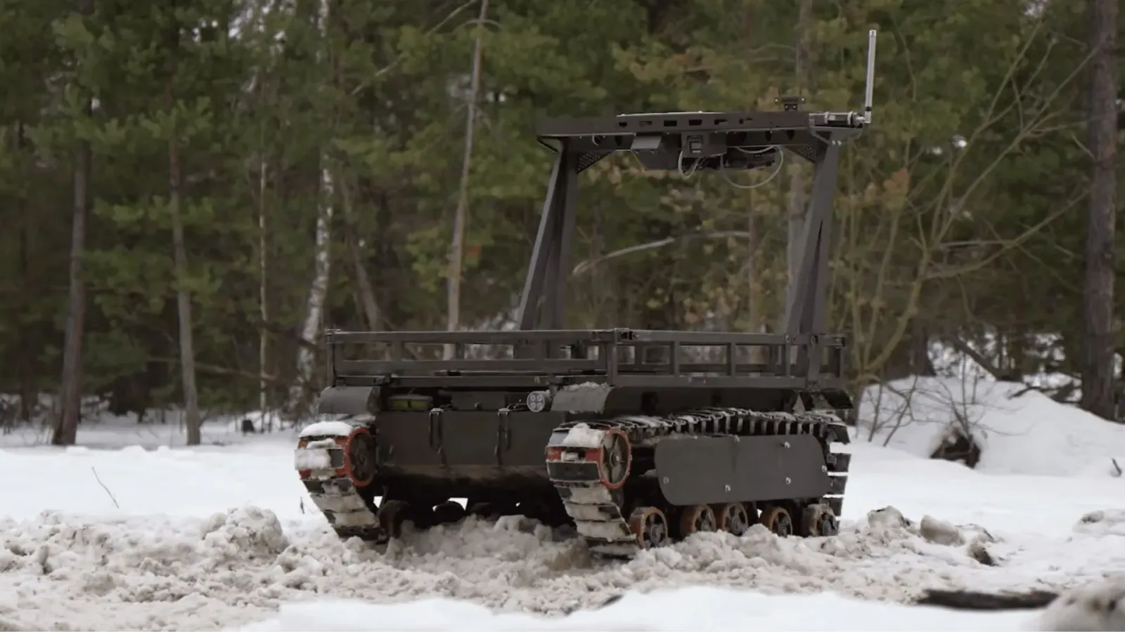 Robot terestru UGV pe un teren acoperit cu zăpadă.