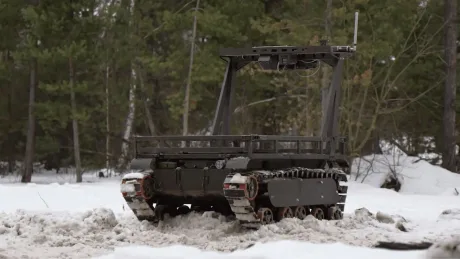 Robot terestru UGV pe un teren acoperit cu zăpadă.