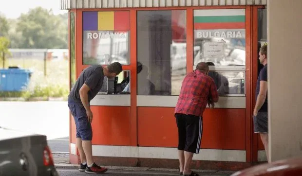 Șoferi români la ghișeul de viniete din Bulgaria, în așteptarea achitării taxelor.