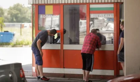 Șoferi români la ghișeul de viniete din Bulgaria, în așteptarea achitării taxelor.