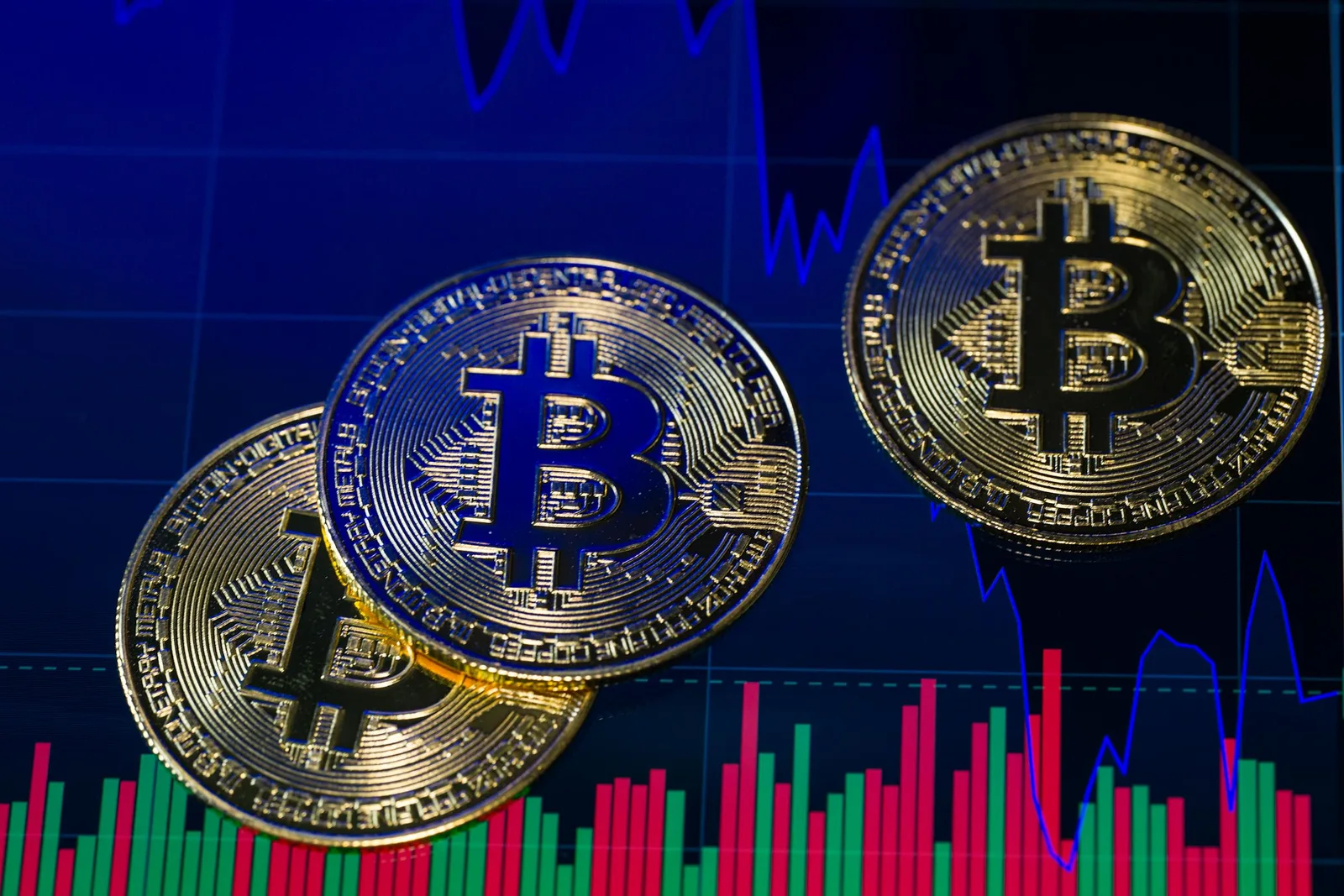Bitcoin și grafice financiare, simbolizând investiții și volatilitate.