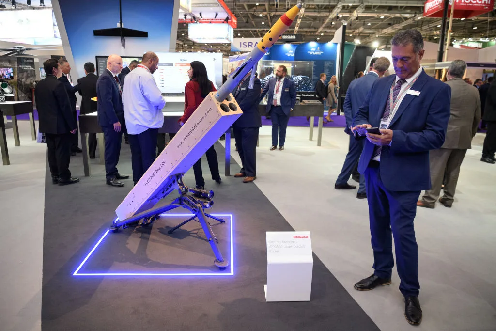 Prezentare a unui sistem de armament avansat la o expoziție de apărare.