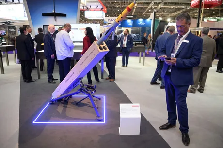 Prezentare a unui sistem de armament avansat la o expoziție de apărare.