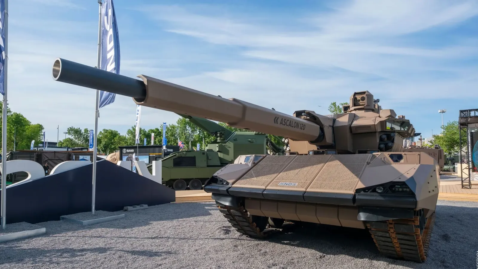 Tancul CAPINT expus la Eurosatory, cu turelă modernă și design inovator.