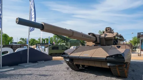 Tancul CAPINT expus la Eurosatory, cu turelă modernă și design inovator.