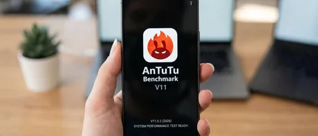 Un smartphone cu aplicația AnTuTu deschisă pe ecran.